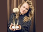 Ilse DeLange zeigt stolz ihren CMA Award