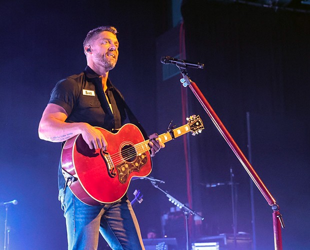 Brett Young: Tanzbrunnen, Köln