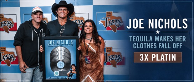 Joe Nichols wurde im Billy Bob’s Texas mit dreifach Platin für seinen Hit „Tequila Makes Her Clothes Fall Off“ ausgezeichnet
